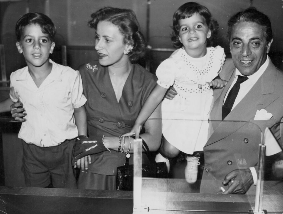 Η Τίνα Λιβανού και ο σύζυγός της Αριστοτέλης Ωνάσης, με τα παιδιά τους Αλέξανδρο και Χριστίνα, στην καθέλκυση του μεγαλύτερου τάνκερ στον κόσμο, Αμβούργο, Γερμανία, 25 Ιουλίου 1953. 