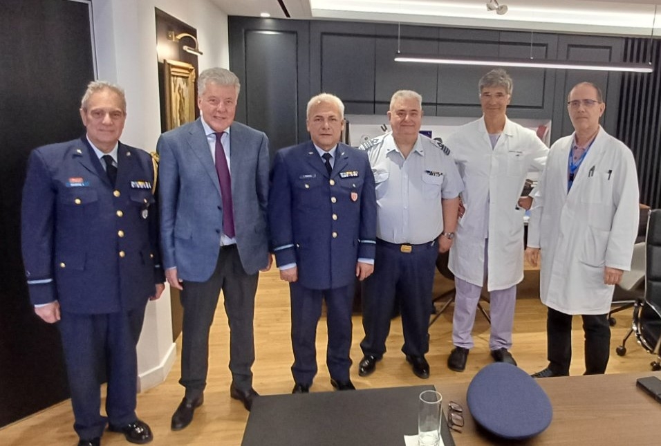 (από αριστερά) Διευθυντής Υγειονομικού ΓΕΑ Ταξίαρχος (ΥΙ) Ιωάννης Καπίρης, Πρόεδρος Δ.Σ. Ωνάσειου Νοσοκομείου Καθηγητής Ιωάννης Μπολέτης, Διοικητής 251 ΓΝΑ Ταξίαρχος (ΥΙ) Αντώνιος Χειμώνας, Διευθυντής Καρδιολογικής κλινικής 251 ΓΝΑ  Σμήναρχος (ΥΙ) Γεώργιος Κουργιαννίδης, Διευθυντής Τμήματος Επεμβατικής Καρδιολογίας Ωνάσειου Νοσοκομείου Ιωάννης Ιακώβου και Διευθυντής Ιατρικής Υπηρεσίας Ωνάσειου Νοσοκομείου Καθηγητής Ιωσήφ Παπαπαρασκευάς. 